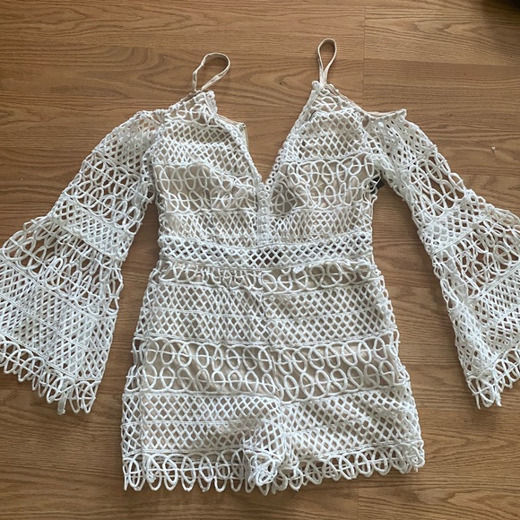 White Crochet bell sleeved romper size S - Picture 4 of 7